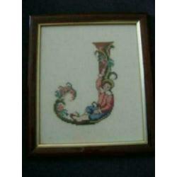 lijstje met geborduurde letter J 24 x 21 cm