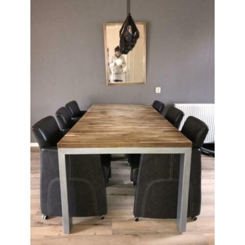 Industriële eettafel incl leren stoelen