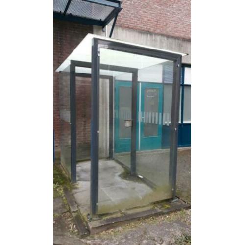 overkapping gebruikt voor rookruimte buiten