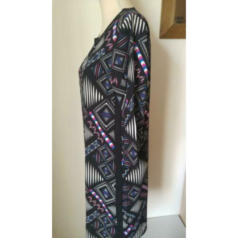 SUPER LEUKE zwarte jurk met trendy kleuren en print mt. M