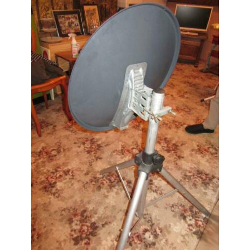 Triax schotelantenne op standaard