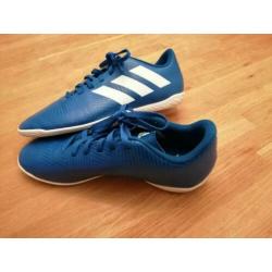 Blauwe Adidas gym/zaalschoenen