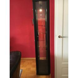 Zwarte,glas vitrine met glazen platen en spiegel-achterwand