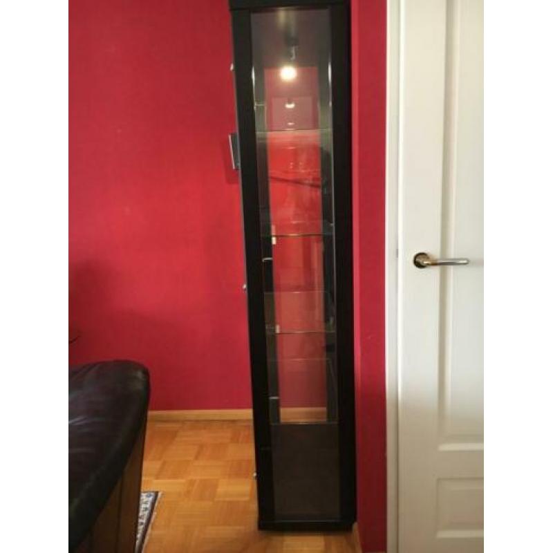 Zwarte,glas vitrine met glazen platen en spiegel-achterwand