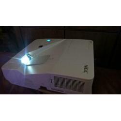 Beamer Nec UM 280 Ultra Short Throw