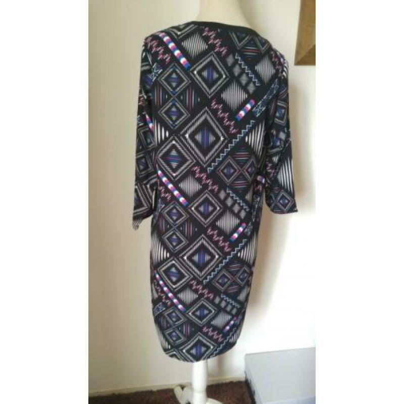 SUPER LEUKE zwarte jurk met trendy kleuren en print mt. M