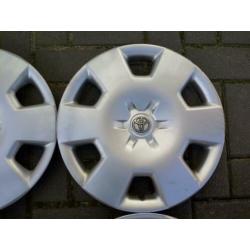 Set Toyota Wieldoppen 15 inch Origineel