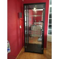 Zwarte,glas vitrine met glazen platen en spiegel-achterwand