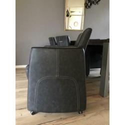 Industriële eettafel incl leren stoelen