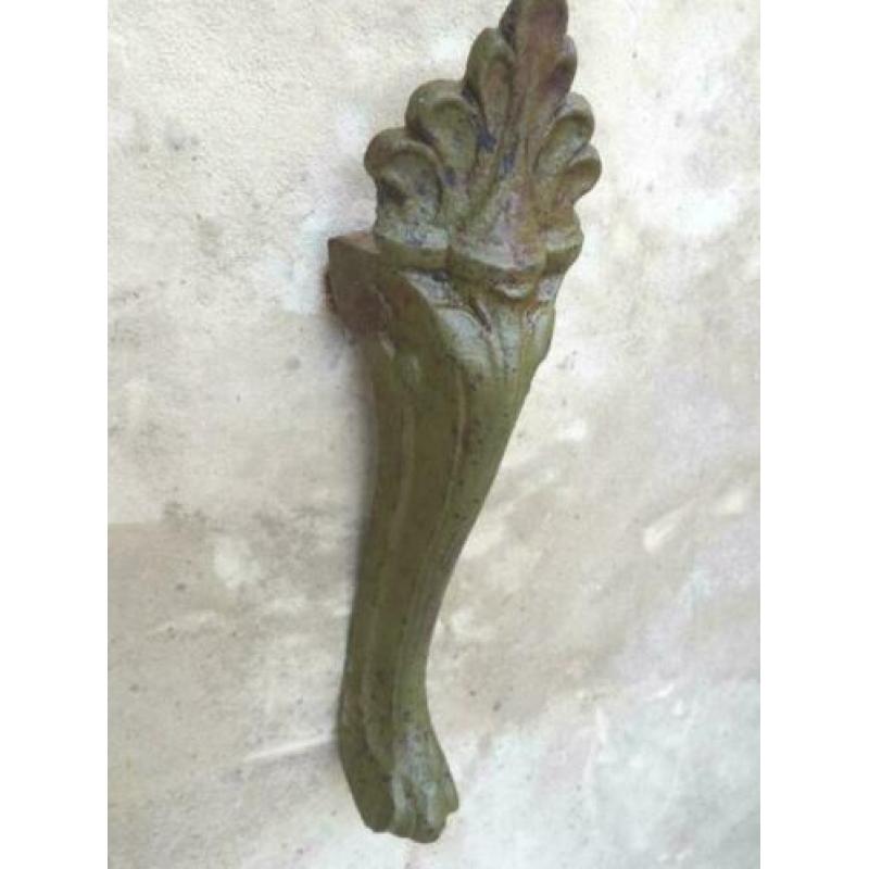 Oude verweerde gietijzeren badppoot ornament mosgroen