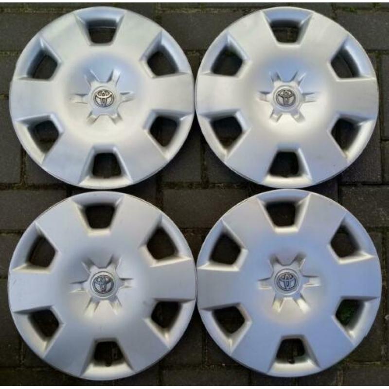 Set Toyota Wieldoppen 15 inch Origineel