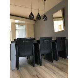 Industriële eettafel incl leren stoelen