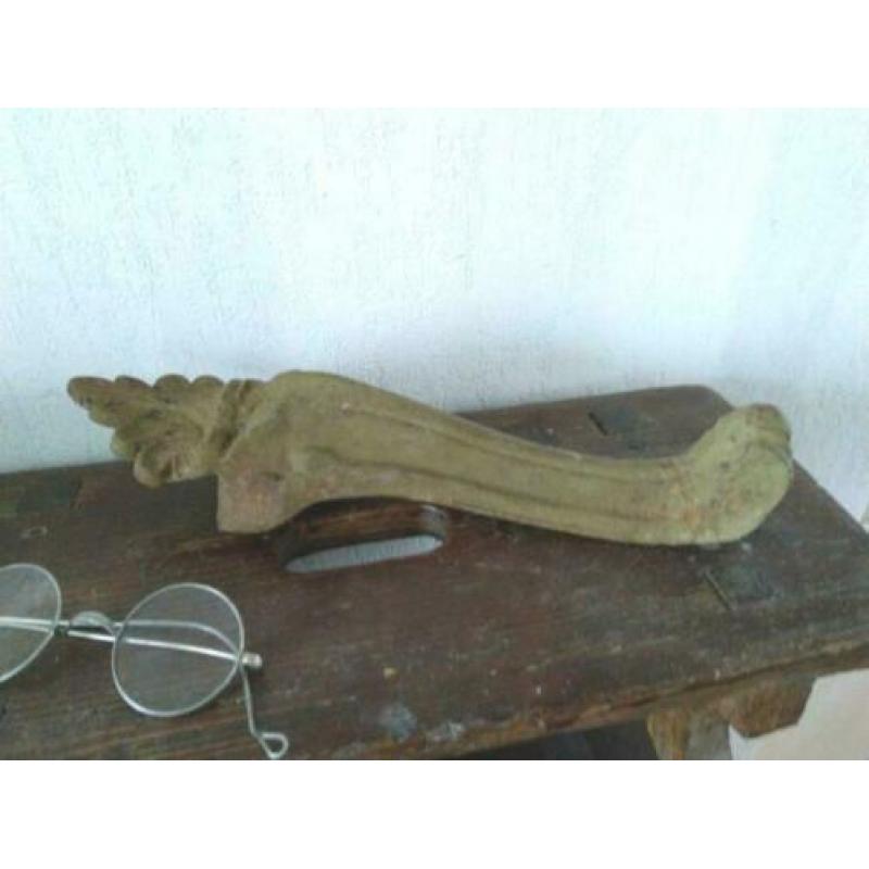 Oude verweerde gietijzeren badppoot ornament mosgroen