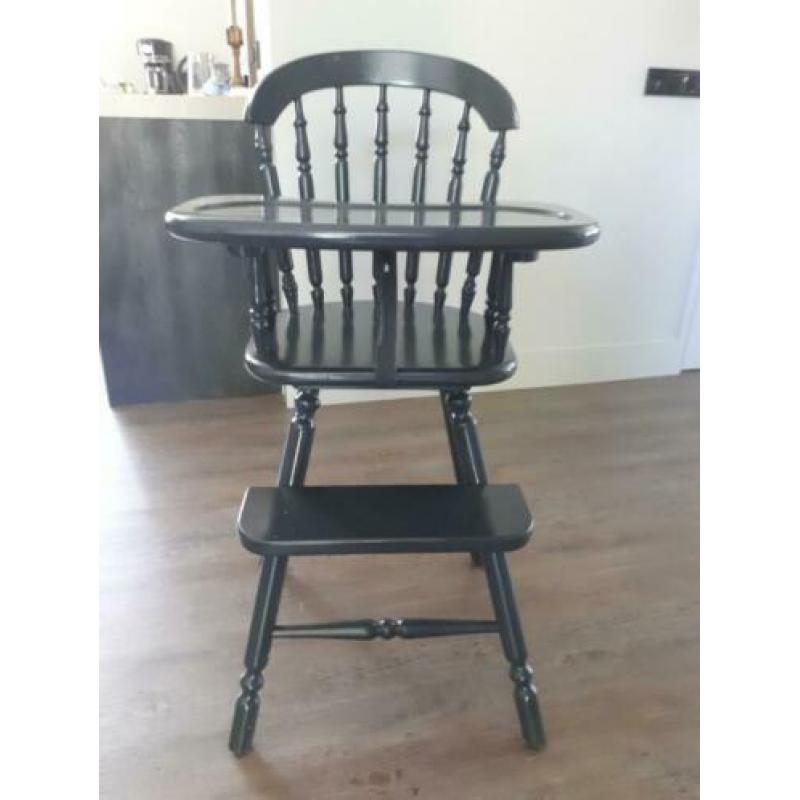 Ouderwetse grijze brocante kinderstoel