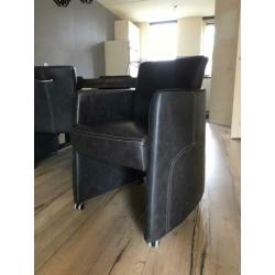 Industriële eettafel incl leren stoelen