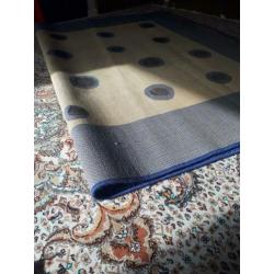 Blauw wit Tapijt met stipjes