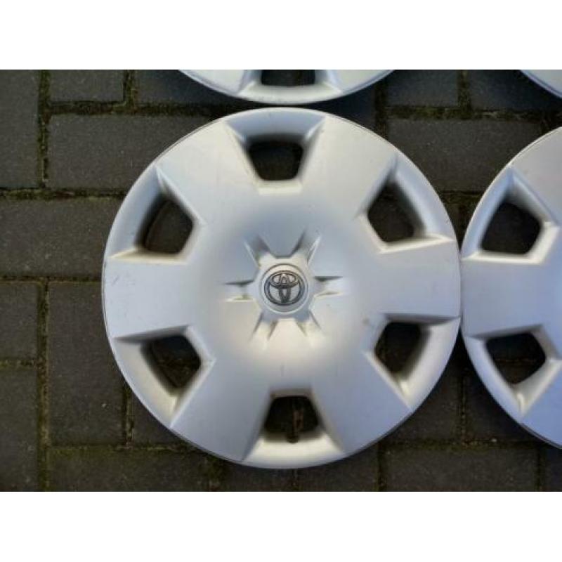 Set Toyota Wieldoppen 15 inch Origineel