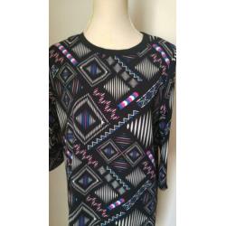 SUPER LEUKE zwarte jurk met trendy kleuren en print mt. M
