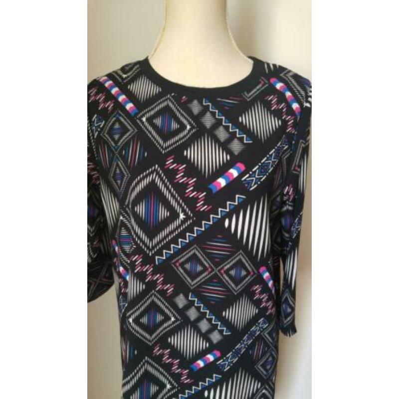 SUPER LEUKE zwarte jurk met trendy kleuren en print mt. M