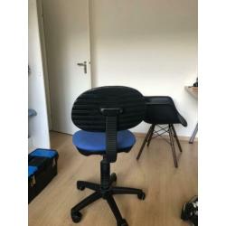 Blauwe bureau stoel in hoogte verstelbaar