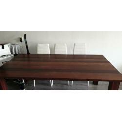 massief hardhouten tafel.