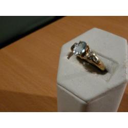Geelgouden ring bezet met diamanten en grote Tanzaniet.