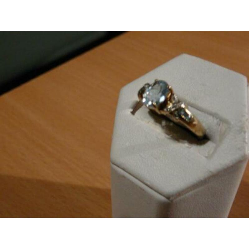 Geelgouden ring bezet met diamanten en grote Tanzaniet.