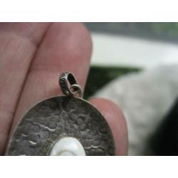 Set: zilveren oorhangers met kettinghanger, schelp