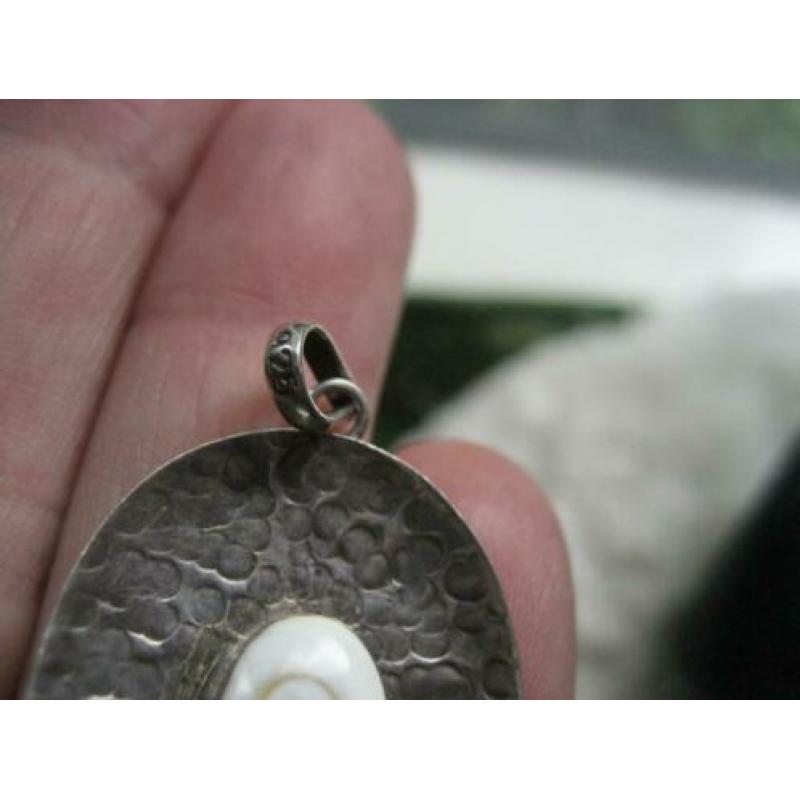 Set: zilveren oorhangers met kettinghanger, schelp