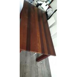 massief hardhouten tafel.