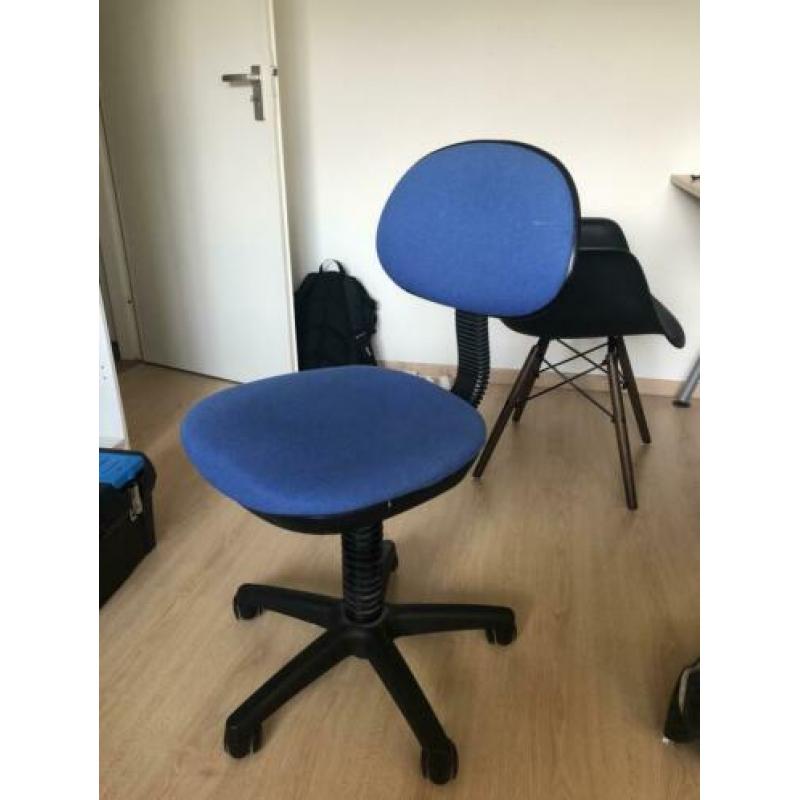 Blauwe bureau stoel in hoogte verstelbaar