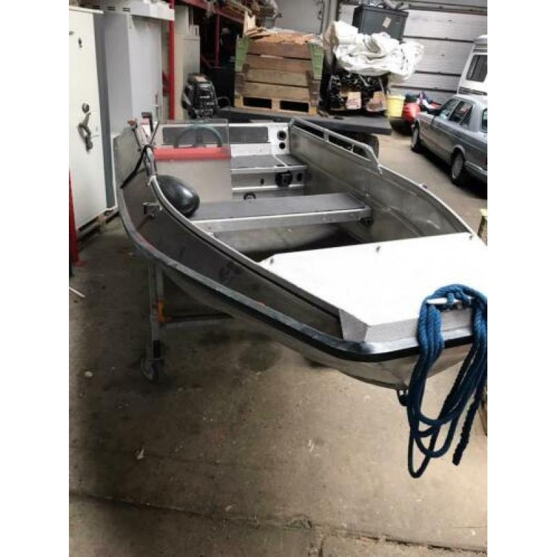 Mooie aluminium console boot.