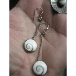 Set: zilveren oorhangers met kettinghanger, schelp