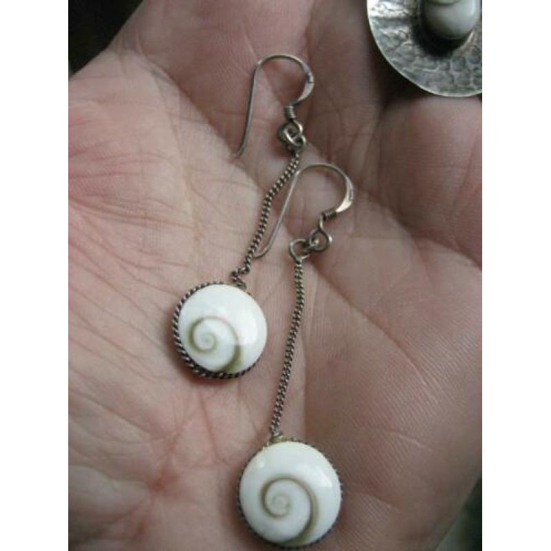 Set: zilveren oorhangers met kettinghanger, schelp