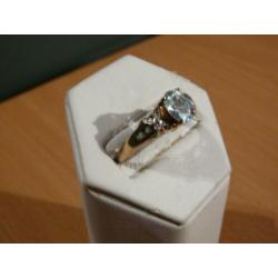 Geelgouden ring bezet met diamanten en grote Tanzaniet.