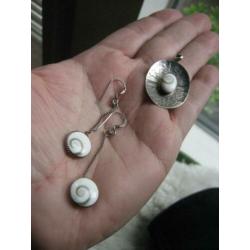 Set: zilveren oorhangers met kettinghanger, schelp
