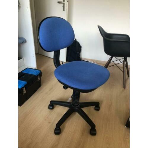 Blauwe bureau stoel in hoogte verstelbaar