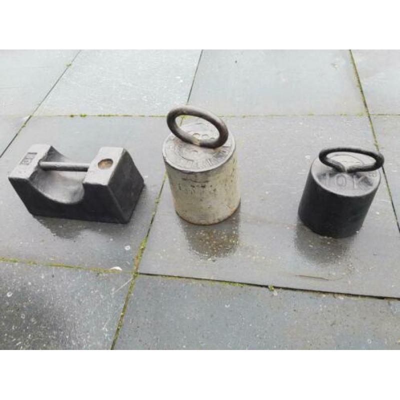3 stuks antieke gewichten ,gebruikt voor het ijken
