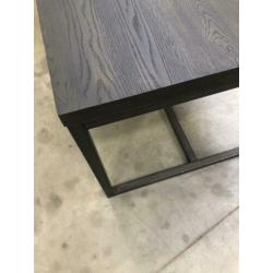 Eiken tafel met stalen onderstel