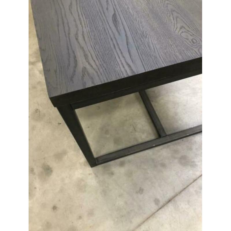 Eiken tafel met stalen onderstel