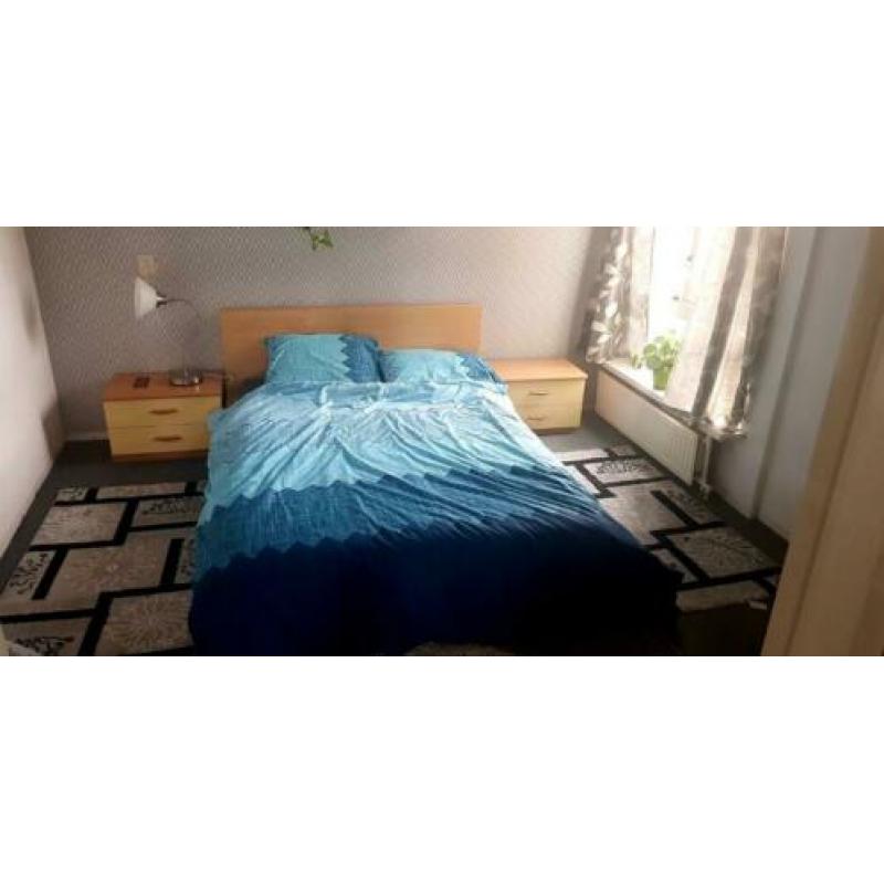 Tweepersoonsbed 200×140 incl matras en nachtkastjes