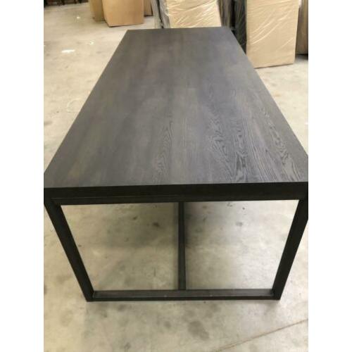 Eiken tafel met stalen onderstel