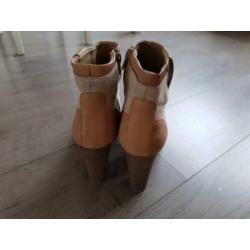 Enkellaarsjes beige camel leer suede mt 40