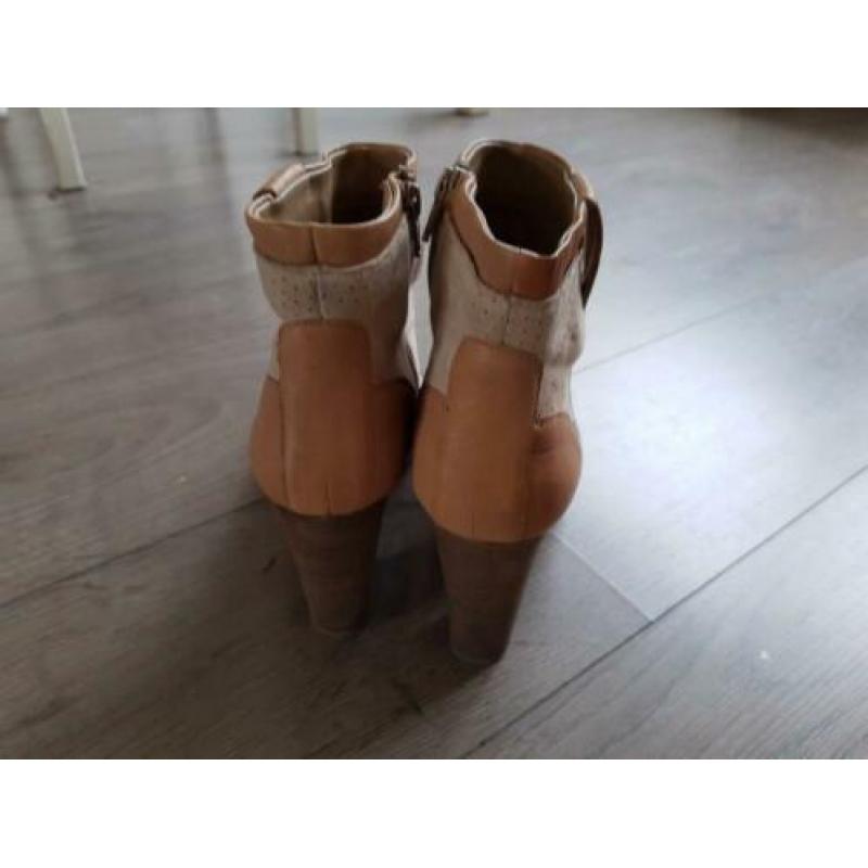 Enkellaarsjes beige camel leer suede mt 40