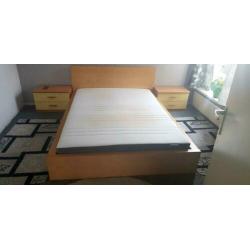 Tweepersoonsbed 200×140 incl matras en nachtkastjes