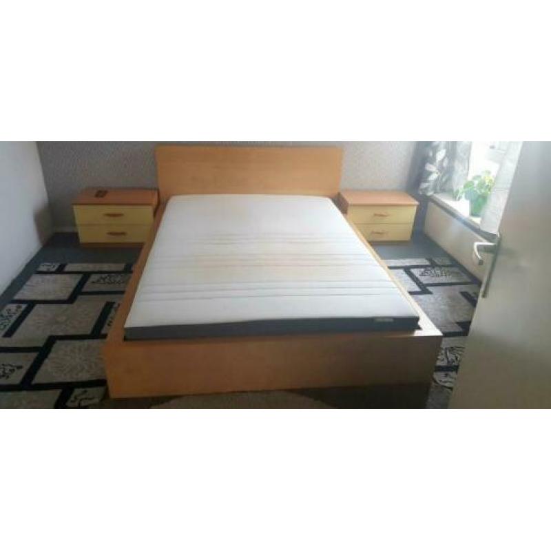 Tweepersoonsbed 200×140 incl matras en nachtkastjes