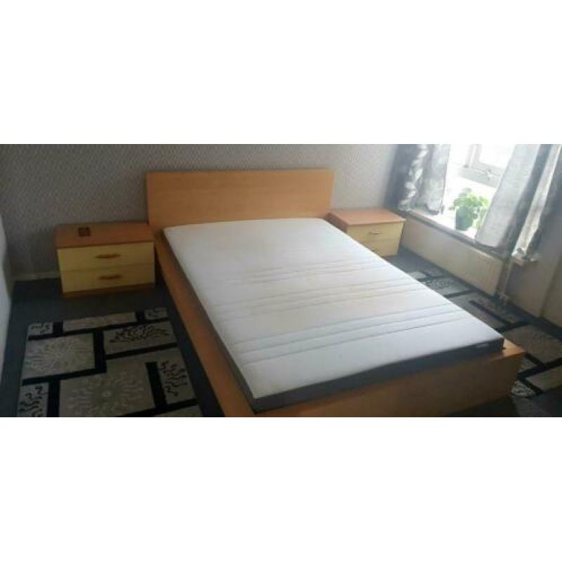 Tweepersoonsbed 200×140 incl matras en nachtkastjes