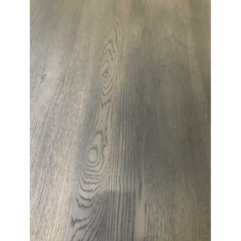 Eiken tafel met stalen onderstel