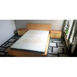 Tweepersoonsbed 200×140 incl matras en nachtkastjes
