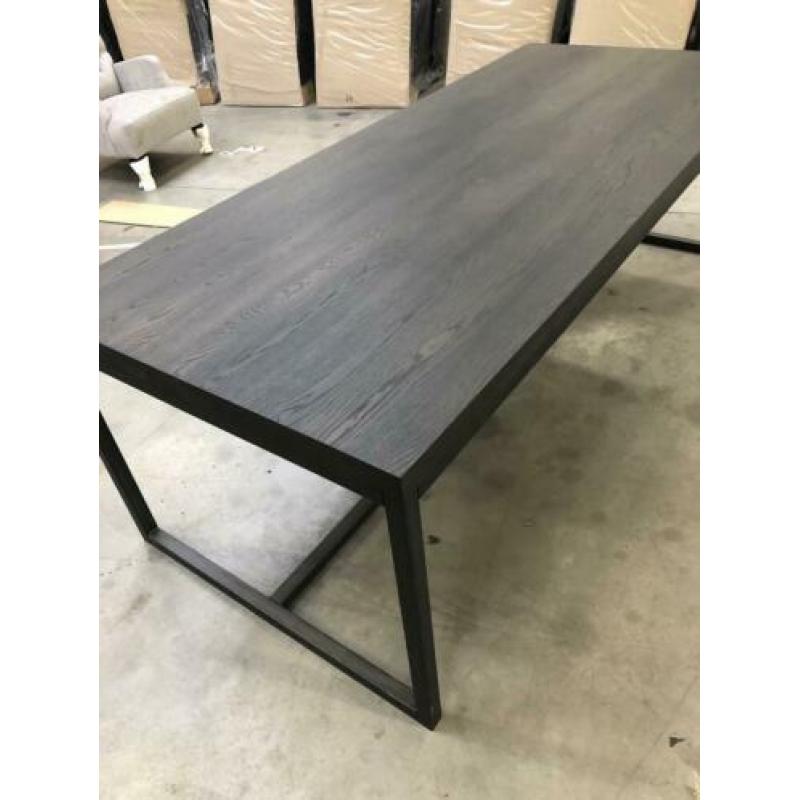 Eiken tafel met stalen onderstel